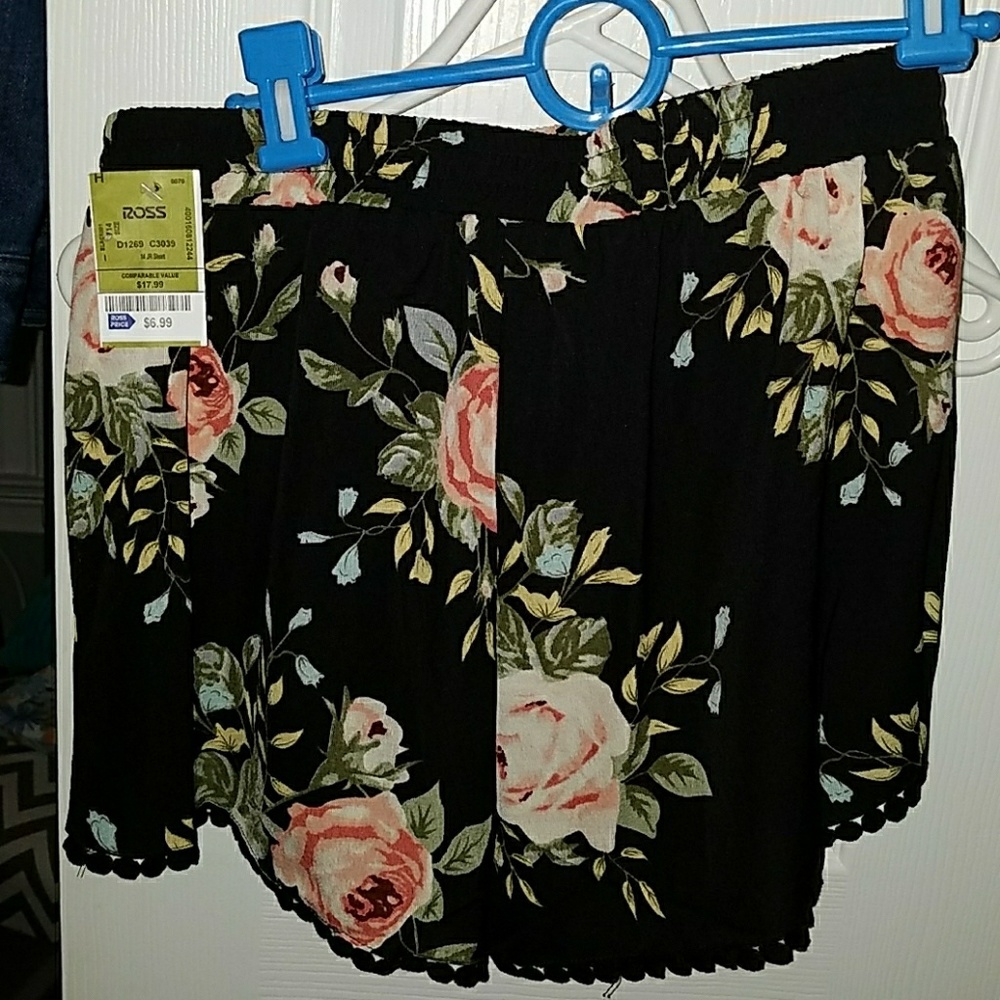 Patterned shorts size L